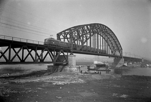 153550 Afbeelding van een electrisch treinstel mat. 1946 van de N.S. op de spoorbrug over de Rijn bij Oosterbeek.